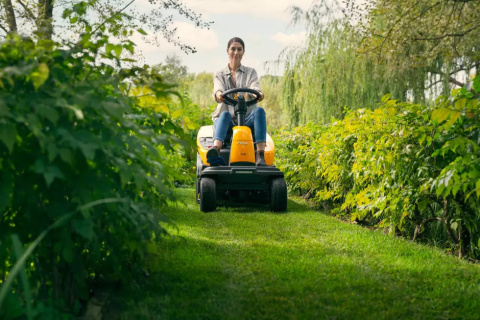 Zestaw promocyjny Traktor akumulatorowy STIGA Swift 372e 3x5 Ah + podwójna szybka ładowarka Zestaw promocyjny Traktor akumulatorowy STIGA Swift 372e 3x5 Ah + podwójna szybka ładowarka
